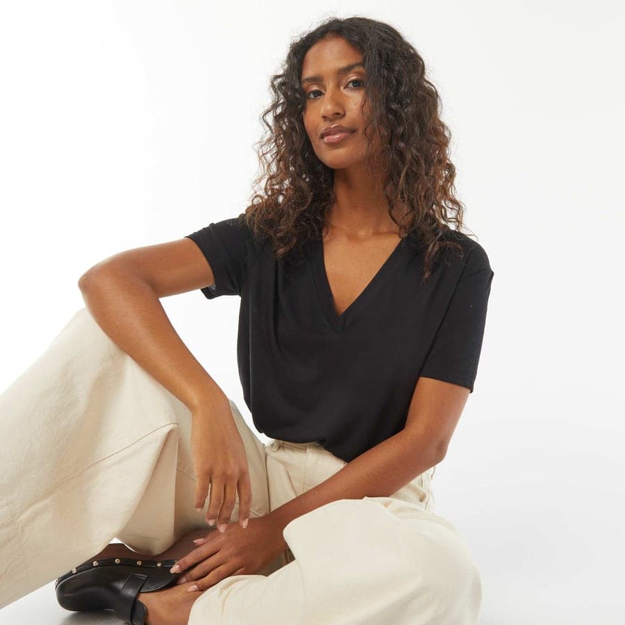 Tee-shirt manches courtes avec encolure en V NOIR